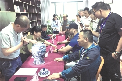 省文物专家免费为市民鉴宝，艺术珍品点亮寻常百姓家